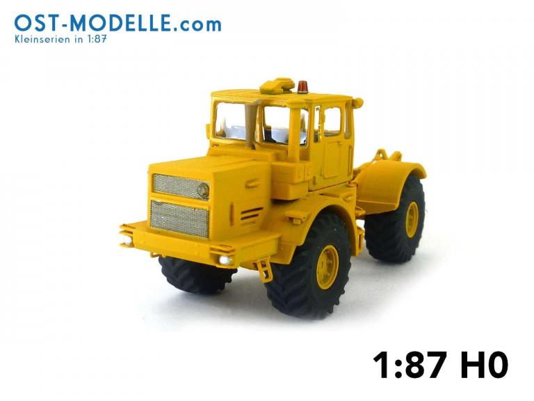 Traktor Kirovets K700A gelb mit Motorverkleidung
